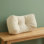 Coussin de chaise épais beige posé sur un banc en bois