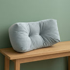 Coussin de chaise épais gris clair posé sur un banc en bois