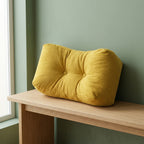 Coussin de chaise épais jaune posé sur un banc en bois