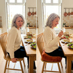 Avant et après : femme de 65 ans à table, d'abord mal assise sur une chaise en bois, puis détendue sur le coussin de chaise épais orange