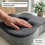 Main appuyant sur l'assise gris foncé en mousse à mémoire de forme de l'Ensemble Lombaire + Assise Premium