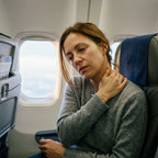 Femme avec douleur au cou en avion, sans coussin de voyage